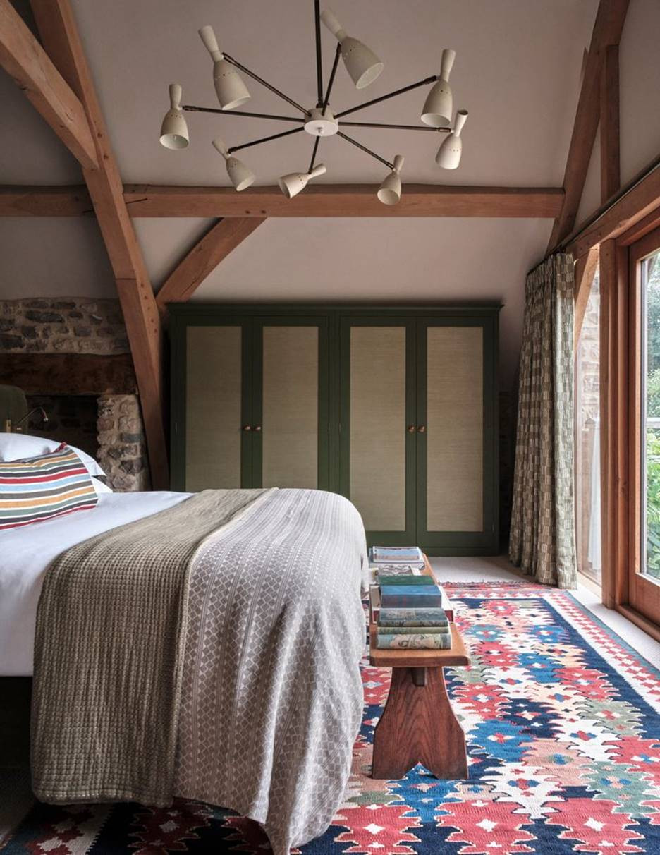 Để tăng thêm chiều sâu và kết cấu cho nội thất, cánh tủ quần áo được bọc bằng grasscloth, mang đến vẻ đẹp tự nhiên và cảm giác ấm cúng.