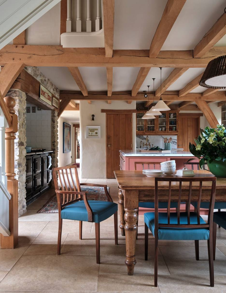 Phòng bếp và phòng khách được chia thành hai khu vực riêng biệt để phục vụ những nhu cầu khác nhau.