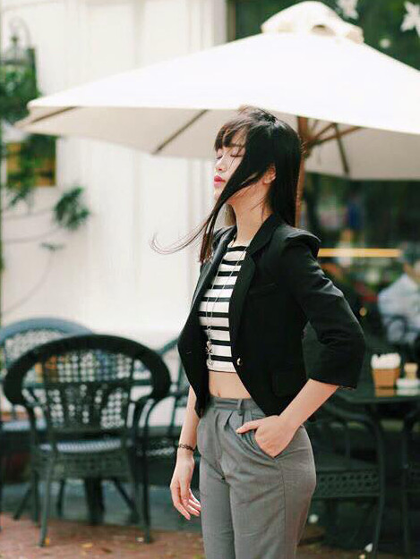 Ngắm vẻ đẹp căng tràn thanh xuân của thiếu nữ cổ động tuyển Anh ảnh 7