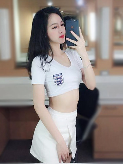 Ngắm vẻ đẹp căng tràn thanh xuân của thiếu nữ cổ động tuyển Anh ảnh 3