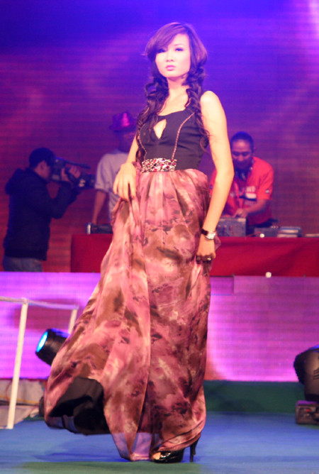 Đêm tiệc còn ấn tượng khi vẻ nhẹ nhàng của váy và chất sôi động của nhạc DJ được kết hợp hài hòa