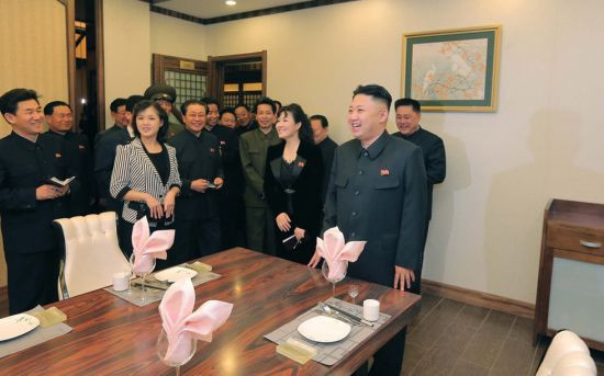 Nhà lãnh đạo Kim Jong Un cùng phu nhân có mặt tại buổi khánh thành trung tâm. Nhà lãnh đạo Kim Jong Un cùng phu nhân có mặt tại buổi khánh thành trung tâm