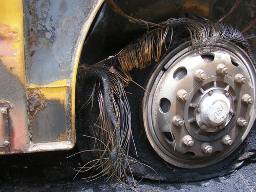 12 chiếc lốp của rơ moóc bị lửa thiêu cháy. 12 chiếc lốp của rơ moóc bị lửa thiêu cháy