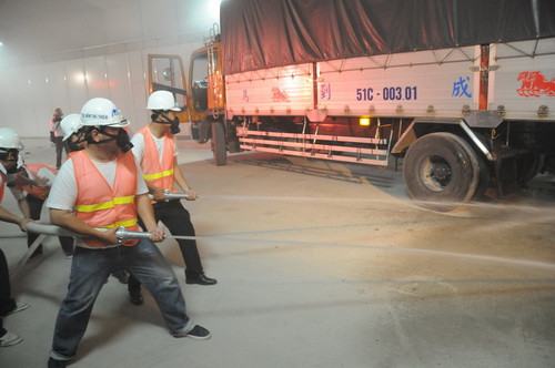 Lực lượng tại chỗ nhanh chóng dập tắt đám lửa phát ra từ chiếc xe tải Ảnh: Tuổi trẻ