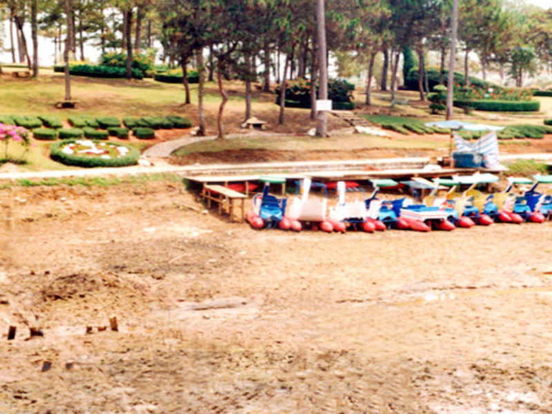 Một phần hồ Than Thở bị bồi lắng, khô cạn. Một phần hồ Than Thở bị bồi lắng, khô cạn