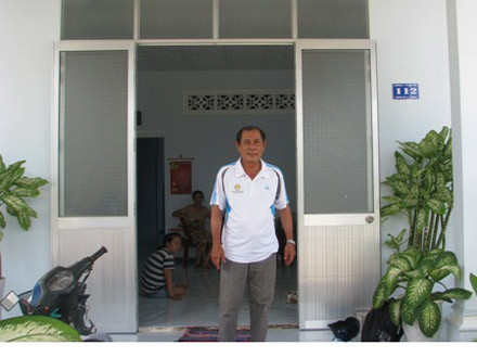 Con trai "Công tử Bạc Liêu", ông Trần Trinh Đức trước căn nhà mới tại Bạc Liêu. (Ảnh: Huỳnh Hải). Con trai