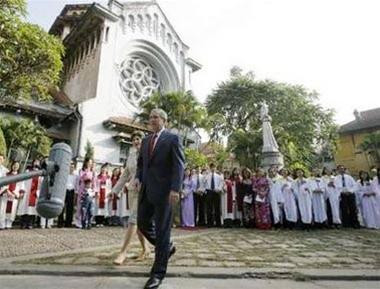 Tổng thống Bush và phu nhân đi lễ nhà thờ Cửa Bắc ảnh 1 Tổng thống Bush và phu nhân đi lễ nhà thờ Cửa Bắc ảnh 1