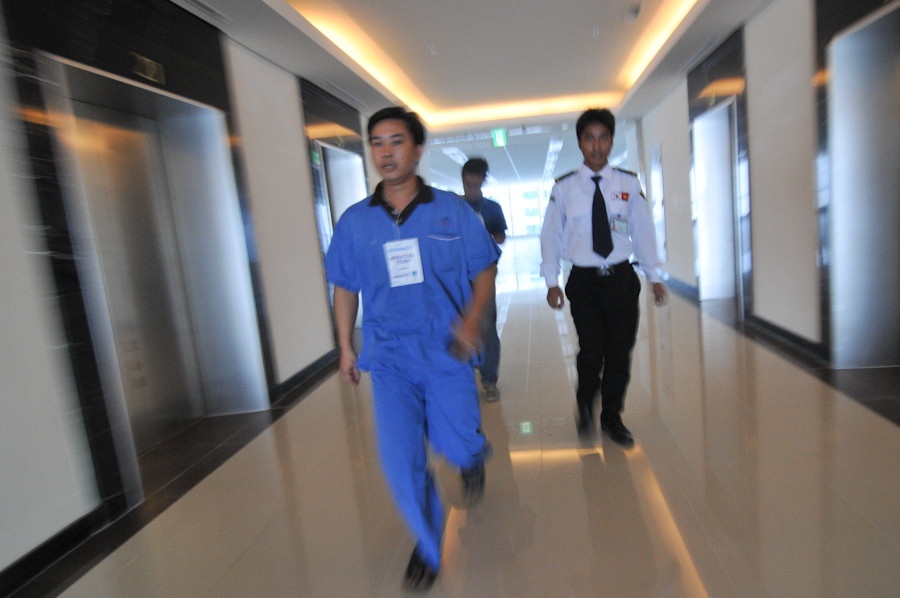 Để đảm bảo an toàn, ban tổ chức bố trí các bác sĩ ở nhiều tầng khác nhau để trợ giúp các vận động viên