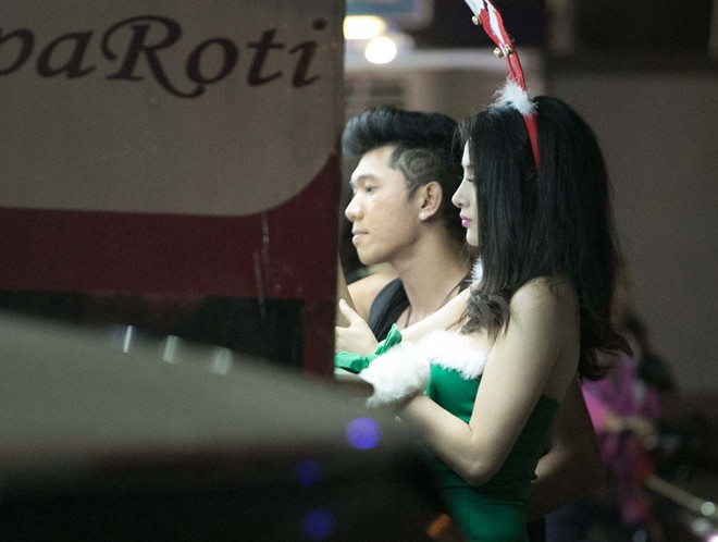 Khi mới chạm ngõ showbiz, Trương Nhi được biết đến là người mẫu ảnh nội y và gợi cảm. Cô thường nhận lời chụp nhũng khung ảnh đậm chất quyến rũ, khoe lợi thế số đo 3 vòng. Sau đó, người đẹp từng bước khẳng định tài năng bằng những vai diễn ấn tượng. Bộ phim chiếu Tết 2013 - Nhà có 5 nàng tiên giúp tên tuổi cô đến gần với công chúng. Bài viết: http://news.zing.vn/Truong-Nhi-dien-tat-rach-xuong-pho-cung-ban-trai-post380249.html#category_featured.noibat Nguồn Zing News 