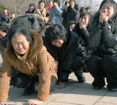 Từ các cụ già đến giới trẻ, tất cả đều khóc ông Kim Jong Il