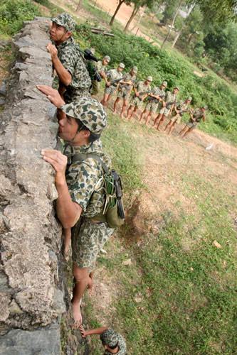 Chiến sĩ trinh sát Đoàn 113 (Binh chủng Đặc công) luyện tập vượt qua hàng rào dây thép gai tiếp cận mục tiêu