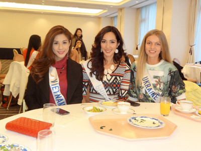 Tại buổi tiệc, Lô Thị Hương Trâm đã có nhiều thời gian để làm quen với các thí sinh tới tham dự cuộc thi