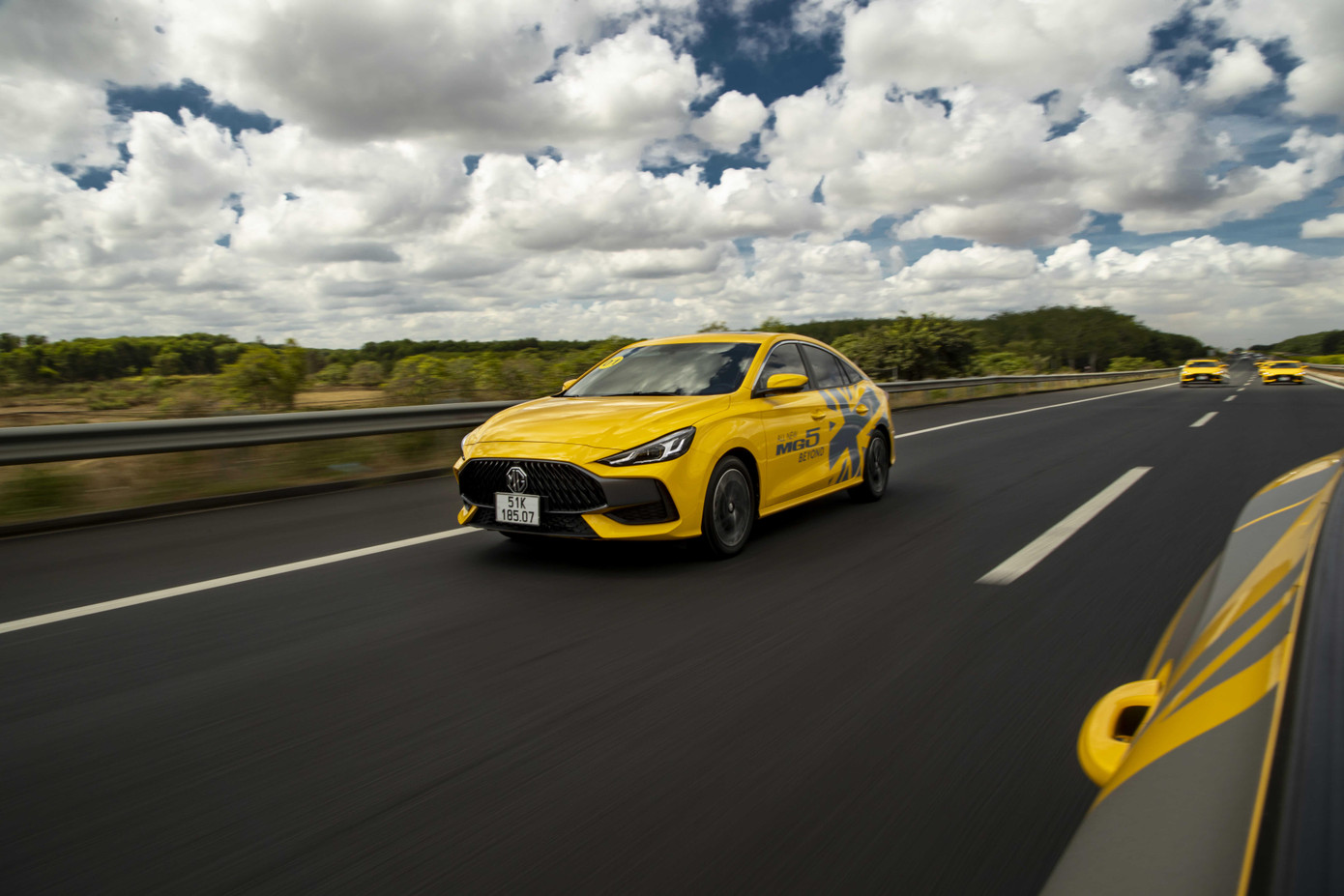 Động cơ Euro5 còn ghi điểm với nhiều công nghệ hiện đại khác như chu trình Atkinson hiệu quả cao, giúp tối ưu quá trình phun nhiên liệu, hệ thống làm mát tiên tiến của Bosch giúp giảm mức tiêu thụ nhiên liệu cũng như khí thải. Tất cả nhằm mục tiêu gia tăng sự bền bỉ cho chiếc xe và tiết kiệm chi phí nhờ giảm mức tiêu hao nhiên liệu.