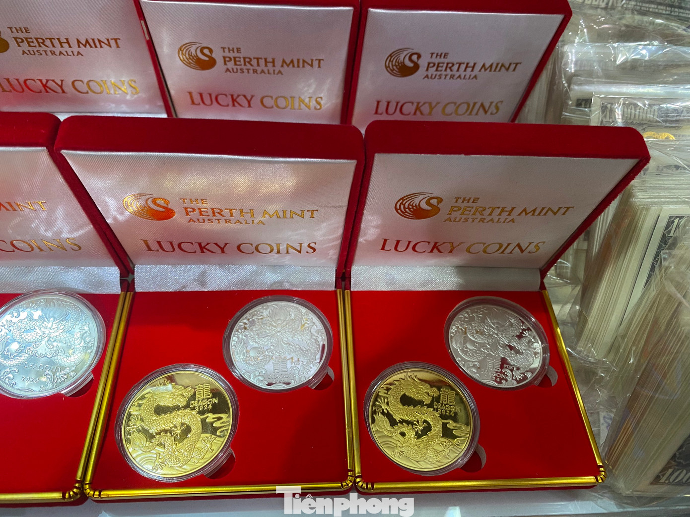 Nhiều khách hàng tìm đến loại tiền xu với thiết kế tinh xảo. Nhiều khách hàng tìm đến loại tiền xu với thiết kế tinh xảo.