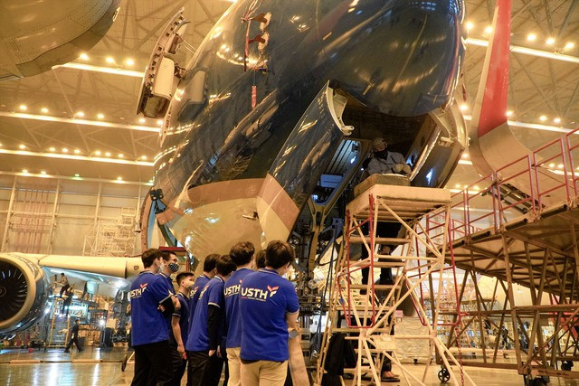 Công tác đào tạo, đẩy mạnh chất lượng nhân lực về hàng không cần được xem xét, có lộ trình dài hạn. Công tác đào tạo, đẩy mạnh chất lượng nhân lực về hàng không cần được xem xét, có lộ trình dài hạn.