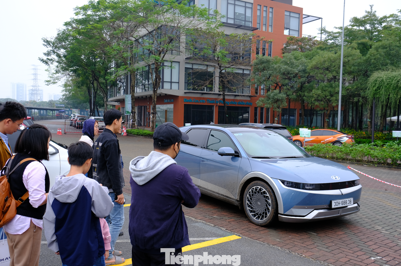 Du khách tấp nập, sẵn sàng đợi hàng giờ đồng hồ để đến lượt lái thử xe điện. Điều này cho thấy loại phương tiện này hứa hẹn sẽ phổ biến ở Việt Nam hơn trong thời gian tới. Du khách tấp nập, sẵn sàng đợi hàng giờ đồng hồ để đến lượt lái thử xe điện. Điều này cho thấy loại phương tiện này hứa hẹn sẽ phổ biến ở Việt Nam hơn trong thời gian tới.