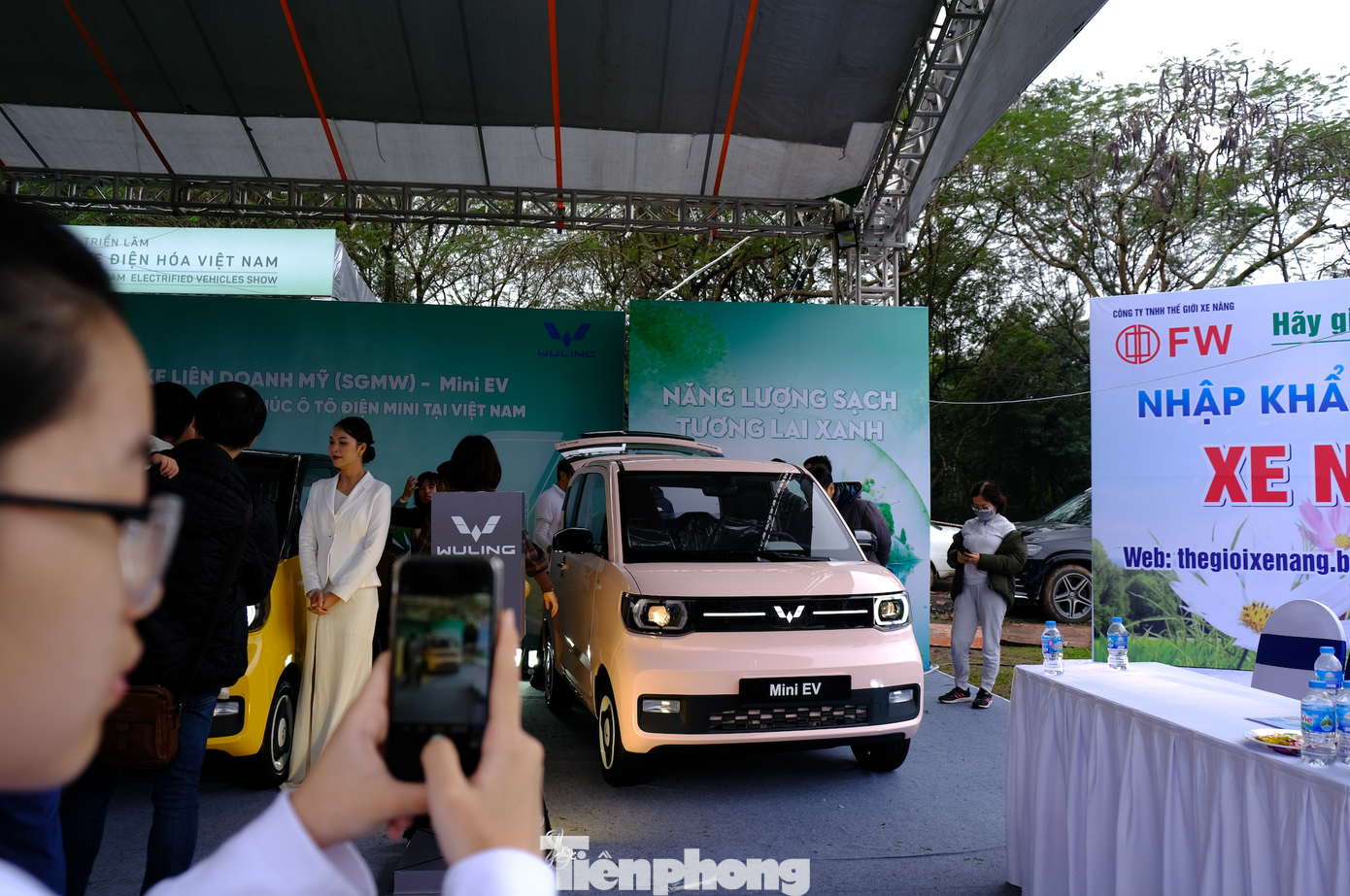 Ngoài ra, những thương hiệu nổi bật cũng mang tới các mẫu xe sử dụng công nghệ truyền động điện và hybrid như Nissan Kicks trang bị công nghệ e-Power, mẫu xe thể thao mui trần thuần điện MG Cyberster, mẫu xe Haval H6 Hybrid, phiên bản Honda CR-V Hybrid, ô tô rẻ nhất Việt Nam Mini EV của nhà sản xuất TMT. Ngoài ra, những thương hiệu nổi bật cũng mang tới các mẫu xe sử dụng công nghệ truyền động điện và hybrid như Nissan Kicks trang bị công nghệ e-Power, mẫu xe thể thao mui trần thuần điện MG Cyberster, mẫu xe Haval H6 Hybrid, phiên bản Honda CR-V Hybrid, ô tô rẻ nhất Việt Nam Mini EV của nhà sản xuất TMT.