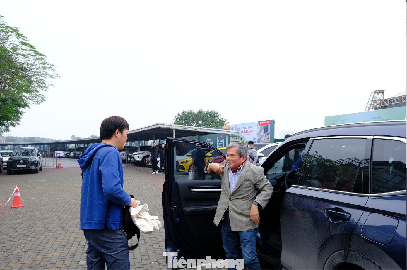 Bác T.X.T lần đầu trải nghiệm chiếc Honda phiên bản lai điện cho biết: "Xe hybrid là phương tiện khiến người ta tò mò bởi làm sao có thể vừa chạy động cơ xăng, vừa sử dụng pin. Nhưng khi tôi trải nghiệm, sự vận hành diễn ra hoàn toàn hợp lý, không khác gì so với những chiếc ô tô truyền thống, thậm chí còn mạnh mẽ hơn". Bác T.X.T lần đầu trải nghiệm chiếc Honda phiên bản lai điện cho biết: "Xe hybrid là phương tiện khiến người ta tò mò bởi làm sao có thể vừa chạy động cơ xăng, vừa sử dụng pin. Nhưng khi tôi trải nghiệm, sự vận hành diễn ra hoàn toàn hợp lý, không khác gì so với những chiếc ô tô truyền thống, thậm chí còn mạnh mẽ hơn".