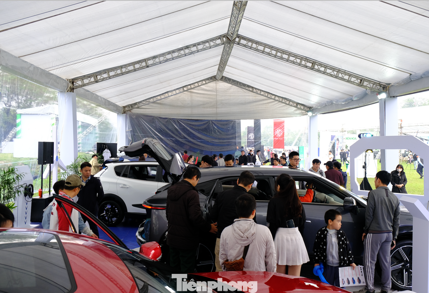 Chỉ khoảng 5 năm trước tại Việt Nam, khái niệm xe điện hoá vẫn còn mới mẻ với đa số người dùng ô tô. Nhưng giờ đây, xe hybrid và EV có thể len lỏi khắp các ngõ ngách của Hà nội, TP HCM và nhiều tỉnh, thành trên cả nước. Chỉ khoảng 5 năm trước tại Việt Nam, khái niệm xe điện hoá vẫn còn mới mẻ với đa số người dùng ô tô. Nhưng giờ đây, xe hybrid và EV có thể len lỏi khắp các ngõ ngách của Hà nội, TP HCM và nhiều tỉnh, thành trên cả nước.