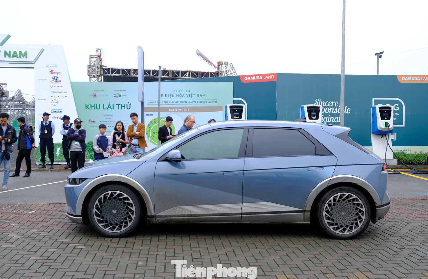 Nhằm tăng sự thực tiễn của triển lãm, khách tham dự còn có thể trực tiếp lái thử hầu hết các mẫu xe điện phổ thông đang có mặt trên thị trường. Nhằm tăng sự thực tiễn của triển lãm, khách tham dự còn có thể trực tiếp lái thử hầu hết các mẫu xe điện phổ thông đang có mặt trên thị trường.