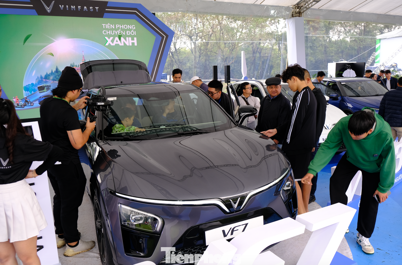 Tâm điểm của triển lãm là không gian trưng bày các dòng sản phẩm xe điện hóa và phụ kiện xe đến từ các thương hiệu lớn tại Việt Nam. Điển hình, thương hiệu VinFast với dàn xe thuần điện từ VF 5 tới VF 9, toàn bộ dải sản phẩm xe máy điện và một mẫu bus điện. Tâm điểm của triển lãm là không gian trưng bày các dòng sản phẩm xe điện hóa và phụ kiện xe đến từ các thương hiệu lớn tại Việt Nam. Điển hình, thương hiệu VinFast với dàn xe thuần điện từ VF 5 tới VF 9, toàn bộ dải sản phẩm xe máy điện và một mẫu bus điện.