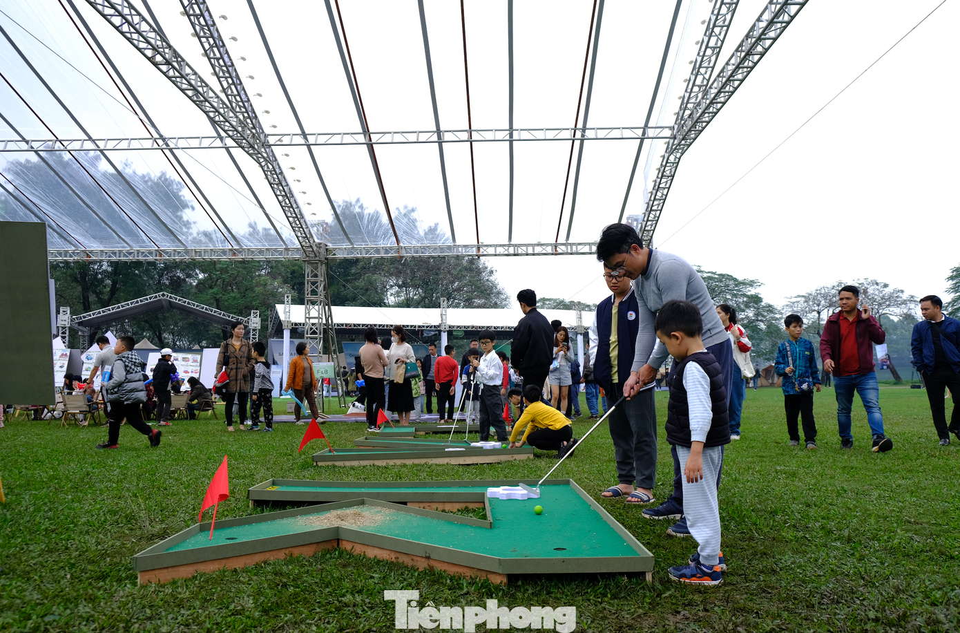 Ngoài ra, các hoạt động vui chơi như thi đánh golf hình ôtô, đua xe địa hình điều khiển từ xa với đường đua mini mô phỏng các đường đua trong thực tế khiến các bạn nhỏ thích thú, quan tâm nhiều hơn tới những phương tiện thân thiện với môi trường. Ngoài ra, các hoạt động vui chơi như thi đánh golf hình ôtô, đua xe địa hình điều khiển từ xa với đường đua mini mô phỏng các đường đua trong thực tế khiến các bạn nhỏ thích thú, quan tâm nhiều hơn tới những phương tiện thân thiện với môi trường.