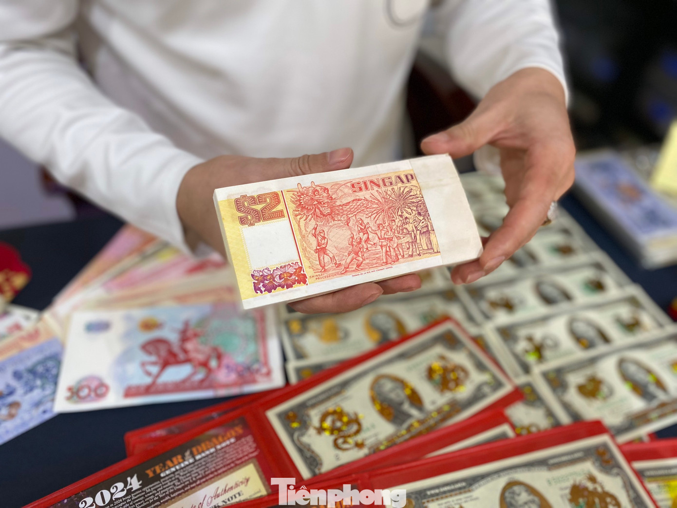 Những đồng tiền có hình ảnh gắn liền với Tết Nguyên đán đang được người dân tìm kiếm. Những đồng tiền có hình ảnh gắn liền với Tết Nguyên đán đang được người dân tìm kiếm.