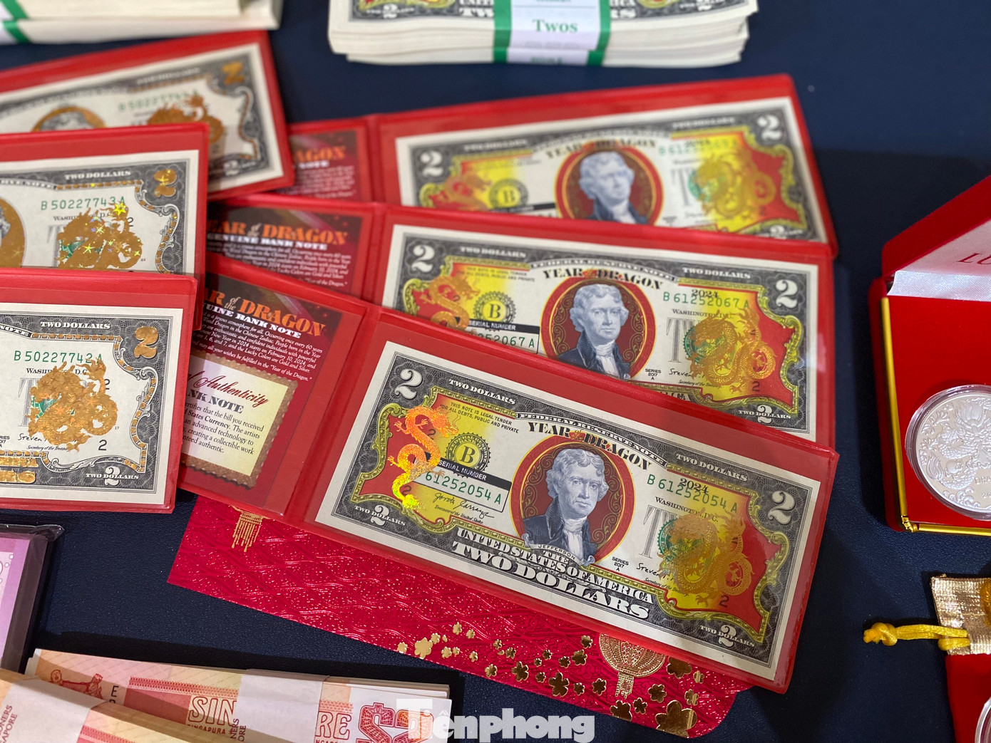 Diện mạo tờ 2 USD mạ rồng vàng được phát hành tại Mỹ. Diện mạo tờ 2 USD mạ rồng vàng được phát hành tại Mỹ.