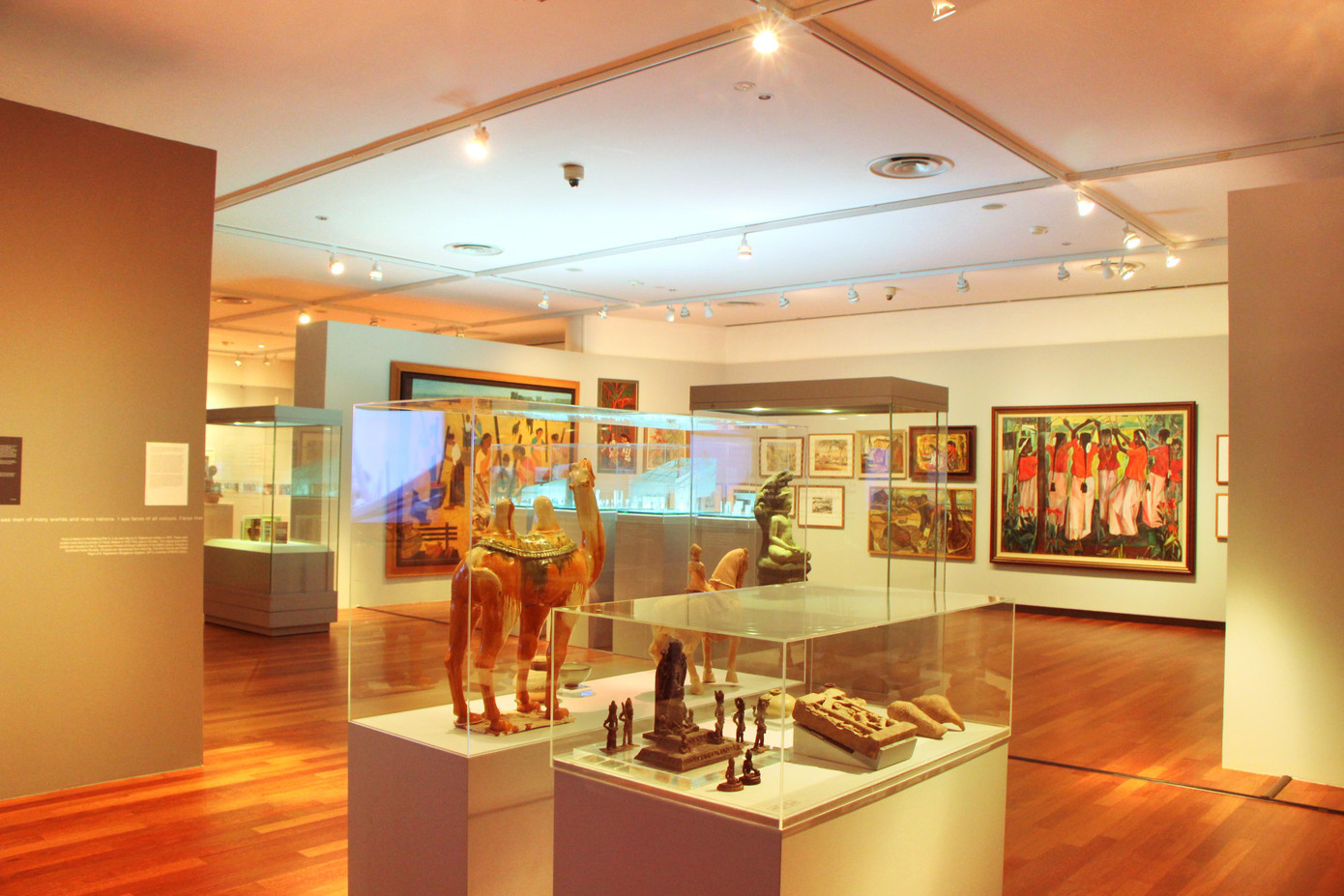 Một góc trưng bày tại bảo tàng NUS. Một góc trưng bày tại bảo tàng NUS.