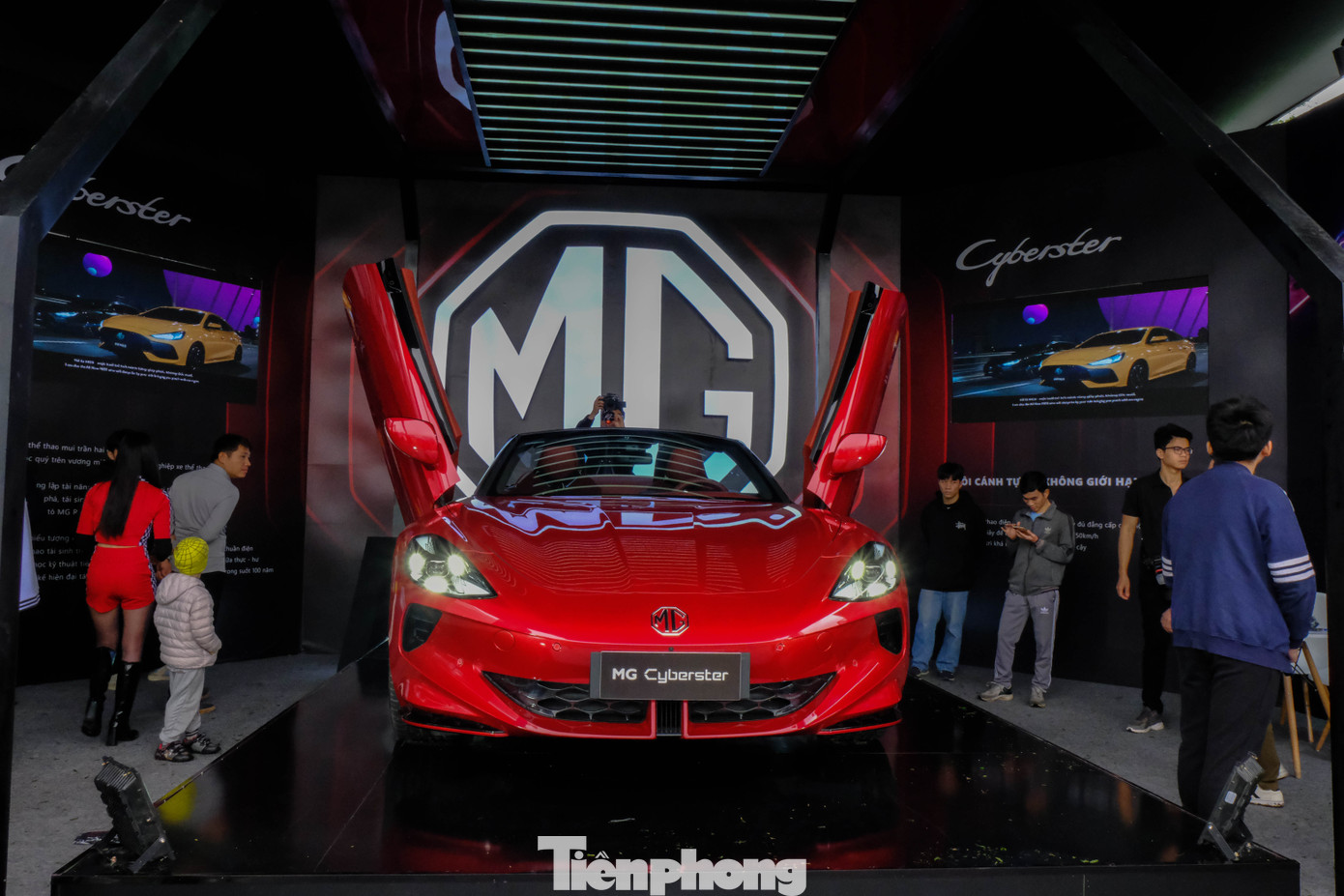 Đặc biệt, nhiều khách tham quan hết sức phấn khích với mẫu xe điện thể thao MG Cyberster mui trần, hai cánh cửa mang hơi hướng hypercar. Đặc biệt, nhiều khách tham quan hết sức phấn khích với mẫu xe điện thể thao MG Cyberster mui trần, hai cánh cửa mang hơi hướng hypercar.