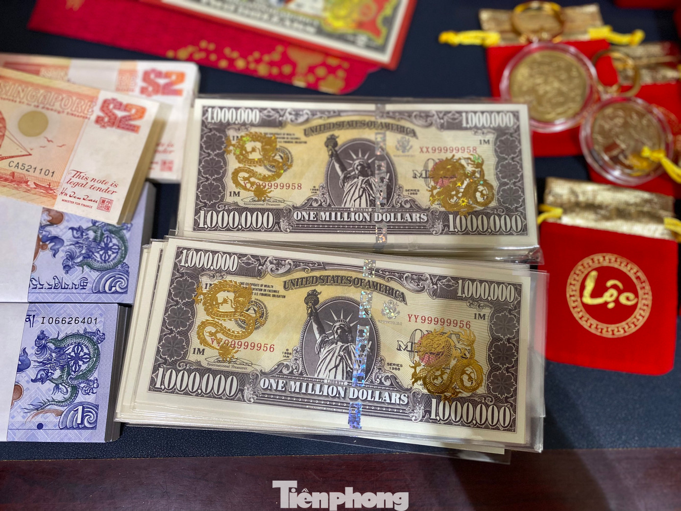 Tiền in hình con giáp hút khách bởi đẹp mắt, đa dạng màu sắc, gửi gắm mong ước may mắn, bình an cho năm mới và giá bán dễ tiếp cận. Tiền in hình con giáp hút khách bởi đẹp mắt, đa dạng màu sắc, gửi gắm mong ước may mắn, bình an cho năm mới và giá bán dễ tiếp cận.