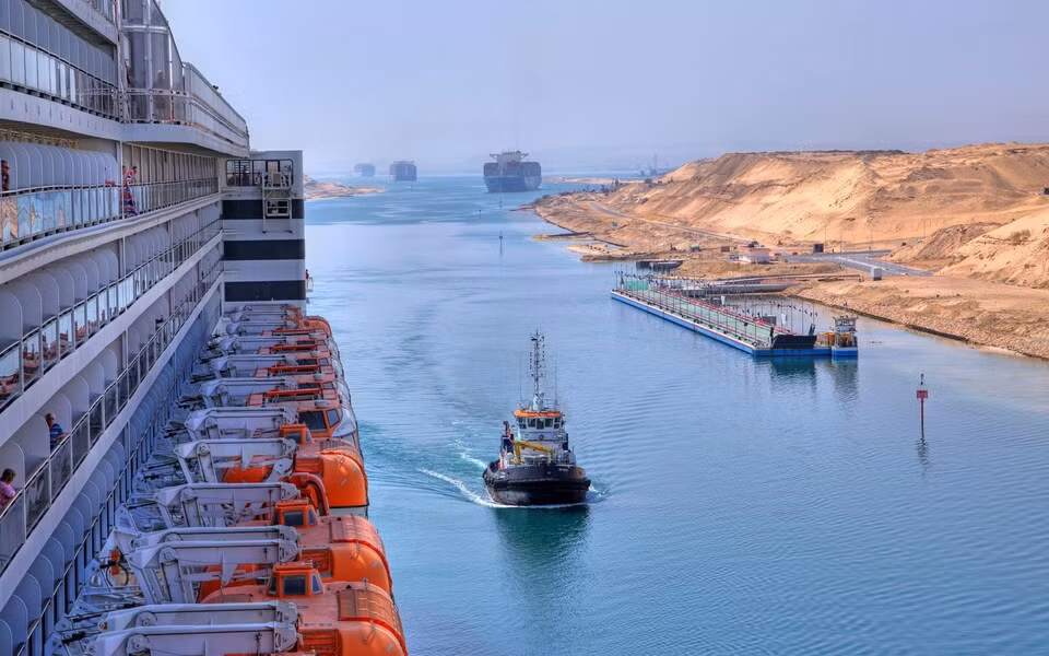 Một số hãng du lịch đang định tuyến lại hành trình dự định đi qua kênh đào Suez. Một số hãng du lịch đang định tuyến lại hành trình dự định đi qua kênh đào Suez.
