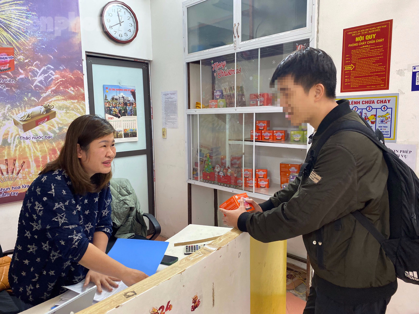 Khách đến các điểm bán pháo hoa chính hãng tăng đáng kể. Ảnh: Trần An. Khách đến các điểm bán pháo hoa chính hãng tăng đáng kể. Ảnh: Trần An.