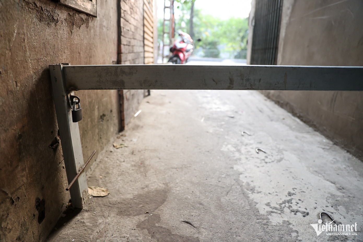 Những chiếc barie này được hạ xuống và khóa lại trong giờ cao điểm buổi sáng từ 7h - 8h30.