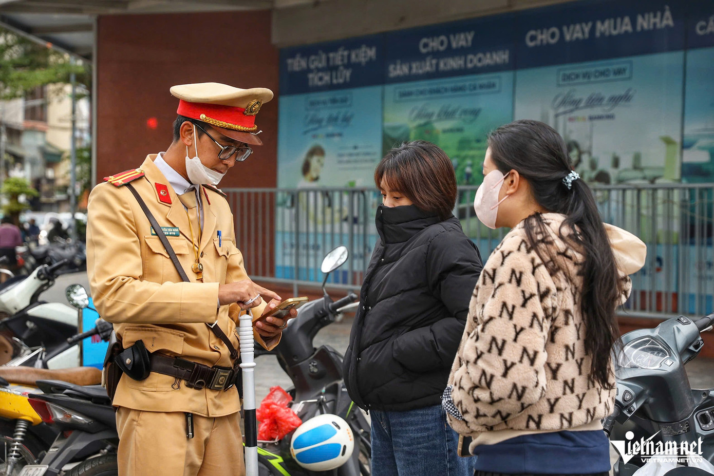 Trong khung giờ cao điểm buổi sáng, Đội CSGT đường bộ số 1 đã xử phạt 12 trường hợp vi phạm với các lỗi: Không chấp hành tín hiệu đèn, không chấp hành vạch kẻ đường, không đội mũ bảo hiểm khi điều khiển phương tiện, chở hàng cồng kềnh...