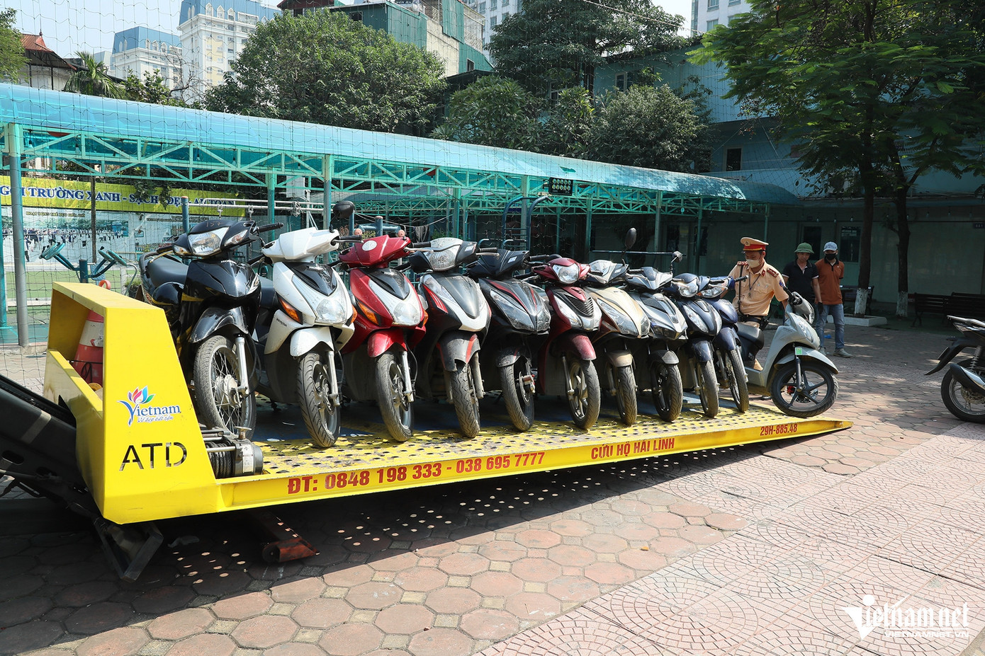 Bà Đinh Thị Dung, Phó Hiệu trưởng Trường THCS- THPT Hà Thành thừa nhận, nhà trường tổ chức trông xe cho các em học sinh và thu phí theo ngày, theo tháng. "Từ lần kiểm tra thứ nhất vào 31/10 đến nay, thời gian chưa dài nên chúng tôi vẫn để gia đình các em tìm cách khắc phục phục, không cho con em mình điều khiển xe máy đến trường. Sau lần này, chúng tôi sẽ cương quyết nhắc nhở phụ huynh và xử lý với các học sinh cố tình vi phạm. Nhân đây, chúng tôi cũng mong muốn lực lượng chức năng kiểm tra toàn bộ các nhà trường trên toàn thành phố, các bãi giữ xe quanh trường học để tạo tính răn đe", bà Đinh Thị Dung nhấn mạnh.