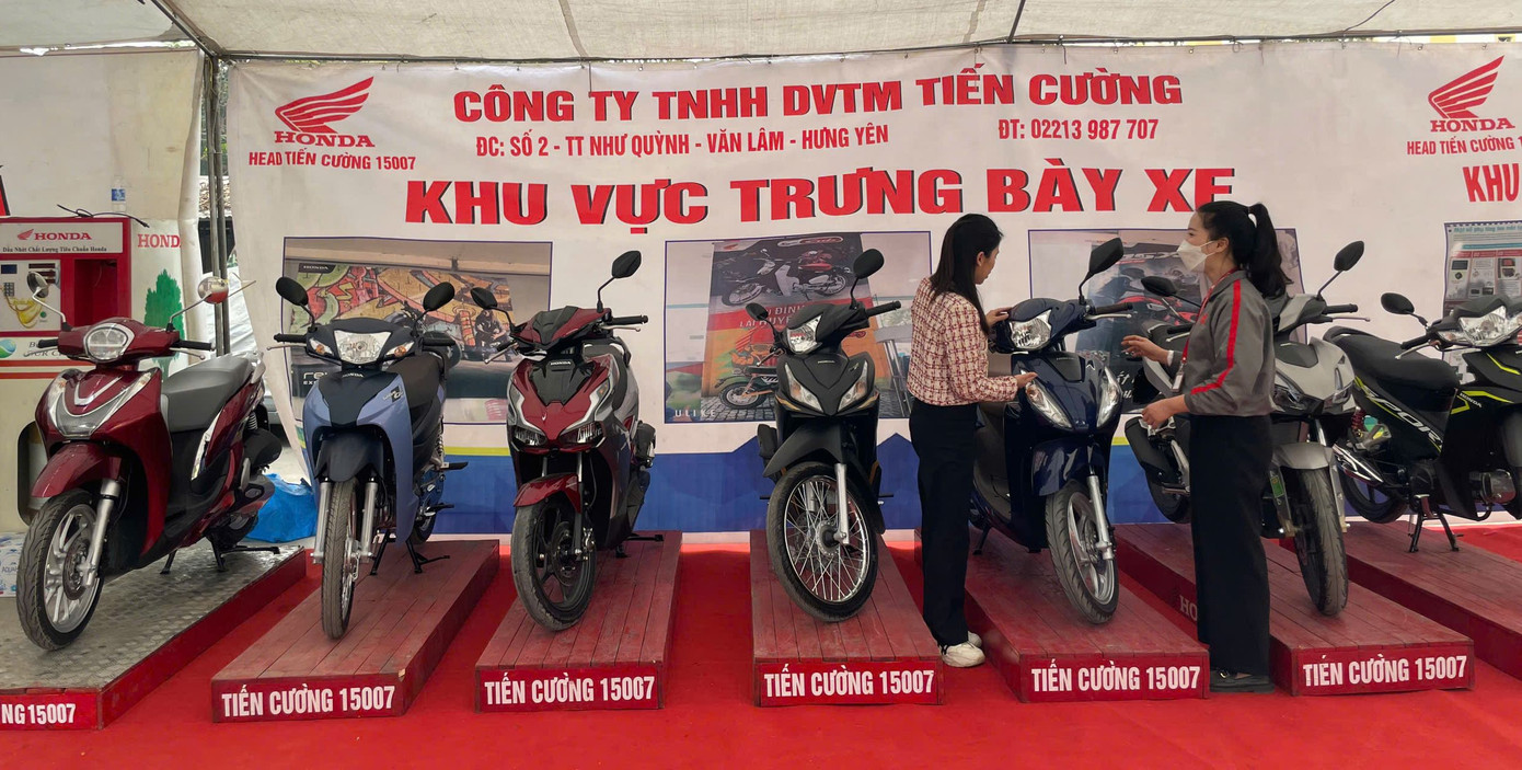 Tại địa điểm diễn ra sự kiện, HEAD Tiến Cường còn trưng bày các dòng xe mới của Honda hiện nay. Khu vực trưng bày phụ tùng và khu vực dịch vụ để trưng bày phụ kiện chính hãng của Honda Việt Nam thu hút được rất nhiều người tham quan.