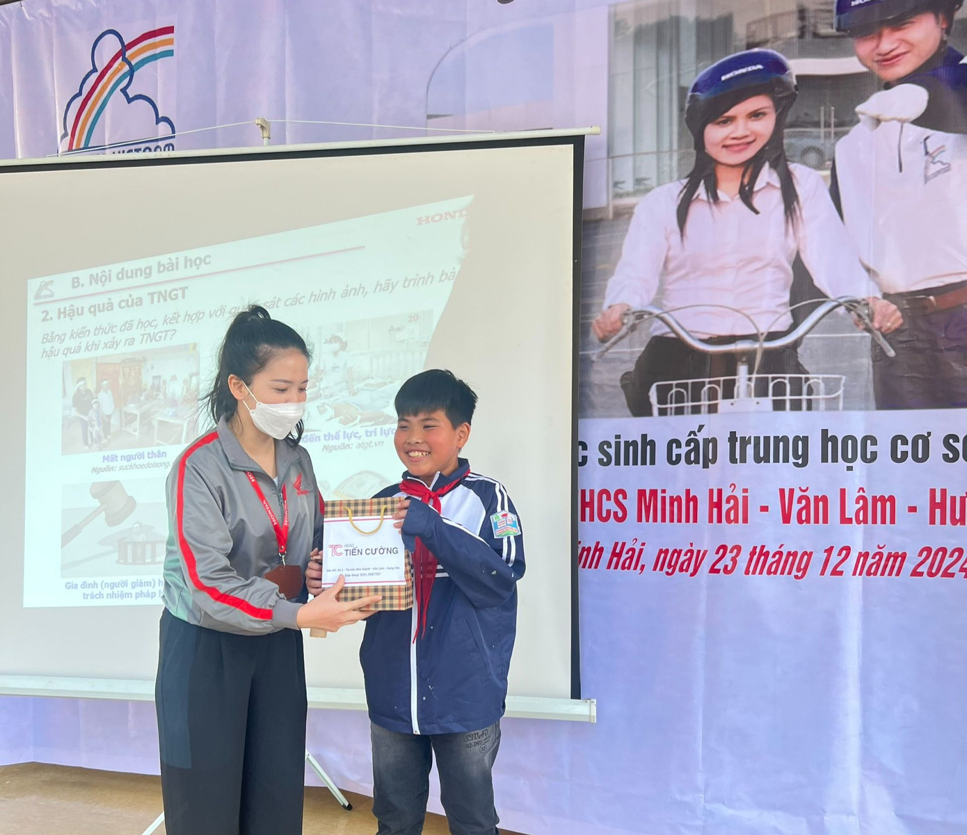 Các em học sinh hào hứng, sôi nổi tham gia trả lời các câu hỏi để nâng cao nhận thức về an toàn khi tham gia giao thông và nhận về nhiều phần quà thú vị.