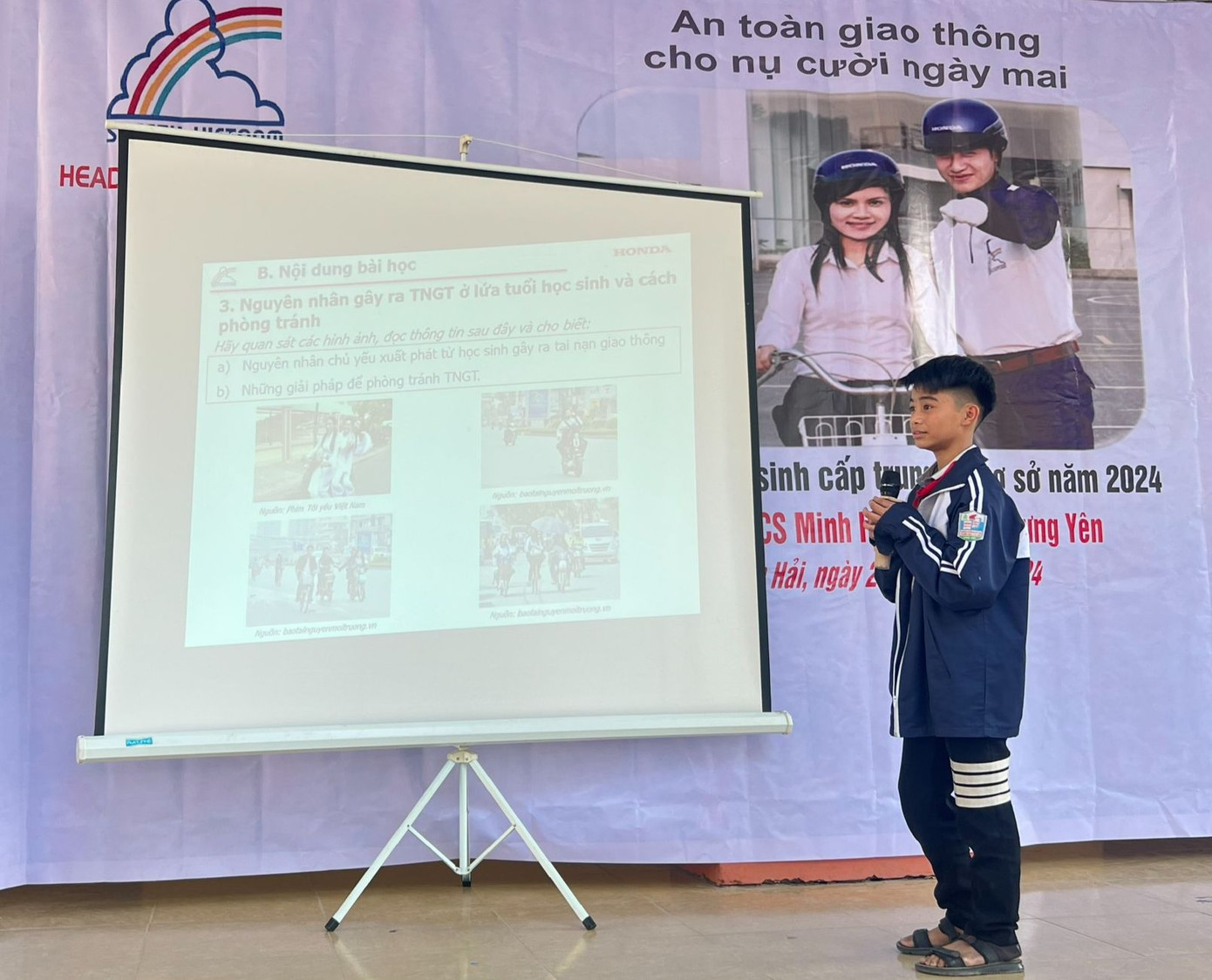 Các em học sinh hào hứng, sôi nổi tham gia trả lời các câu hỏi để nâng cao nhận thức về an toàn khi tham gia giao thông và nhận về nhiều phần quà thú vị.