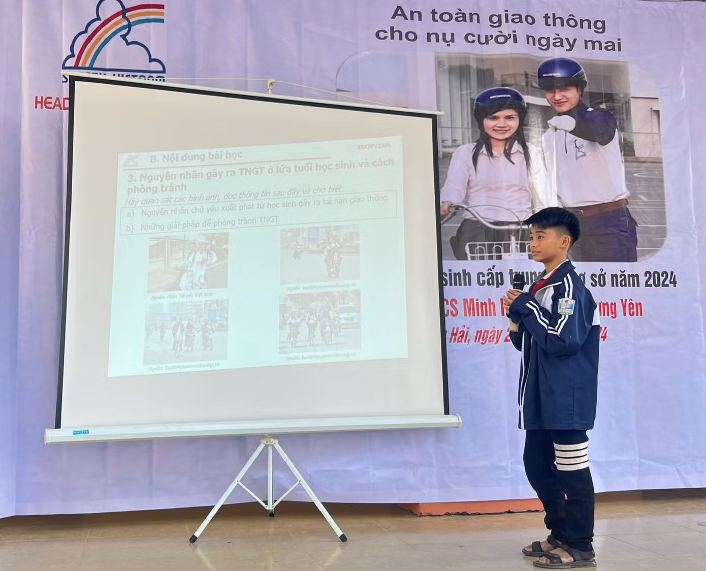 Các em học sinh hào hứng, sôi nổi tham gia trả lời các câu hỏi để nâng cao nhận thức về an toàn khi tham gia giao thông và nhận về nhiều phần quà thú vị.