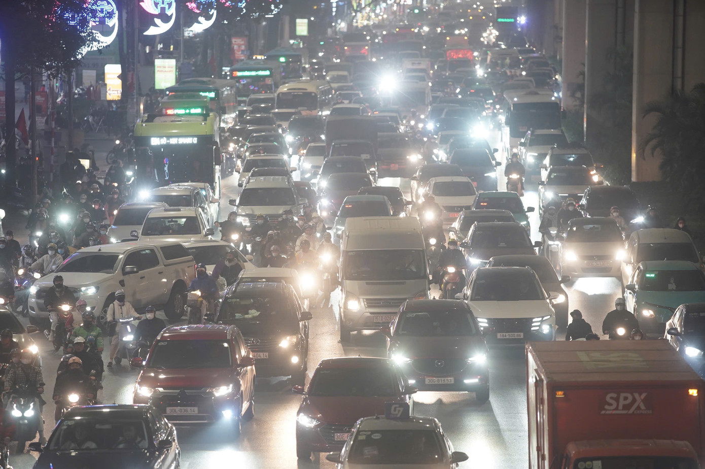 Rực rỡ pháo hoa đón năm mới 2025 ảnh 25 Rực rỡ pháo hoa đón năm mới 2025 ảnh 25