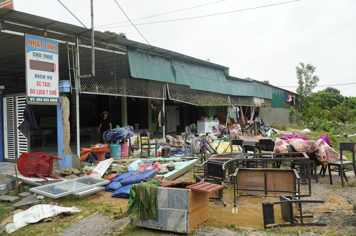 Tài sản bị hư hỏng sau lũ. Ảnh: Hạnh Phúc