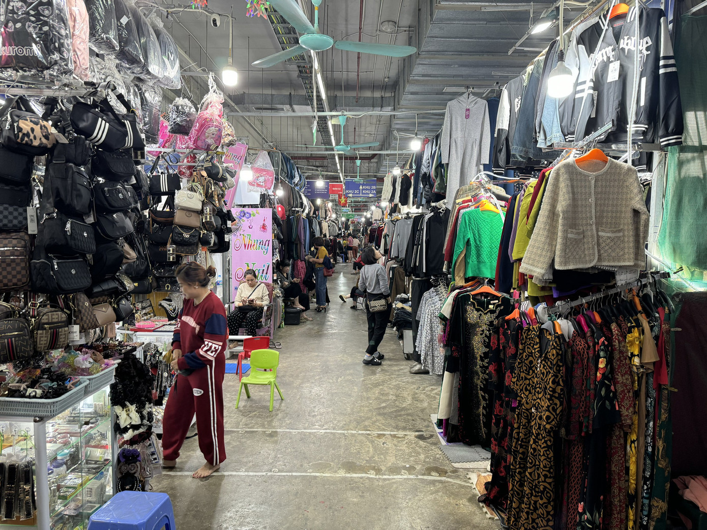 Giống như nhiều chợ truyền thống khác, bên trong chợ Mơ cũng bày bán đa dạng mặt hàng, chia thành từng khu như đồ khô, quần áo, vải vóc… Trong đó, khu ẩm thực được nhiều thực khách yêu thích tìm đến, nhất là vào khung giờ trưa.