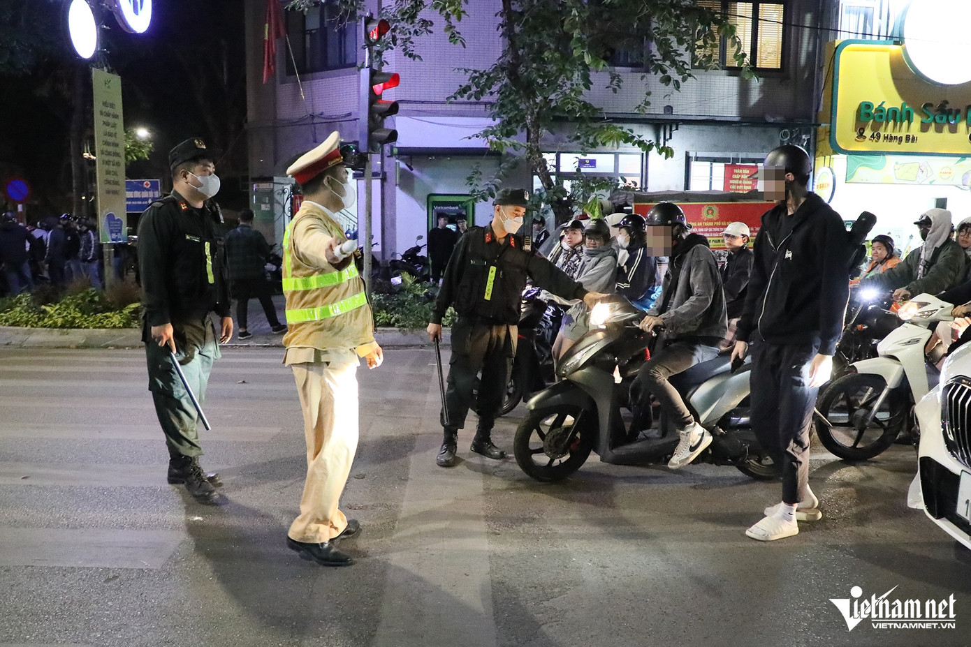 Tất cả các trường hợp vi phạm đều được lực lượng CSGT lập biên bản xử phạt vi phạm hành chính và mời phụ huynh lên trụ sở cơ quan công an để làm rõ hành vi giao xe cho người chưa đủ tuổi điều khiển. Sau một thời gian lực lượng chức năng áp dụng các biện pháp để xử lý "quái xế", ông Nguyễn Ngọc Định - Tổ trưởng Tổ dân phố số 4 (phường Hàng Bài, quận Hoàn Kiếm) đánh giá, tình trạng thanh thiếu niên lạng lách, đánh võng đã giảm rõ rệt, trả lại bình yên cho người dân. Trong ảnh: Tổ công tác Y7/141 làm nhiệm vụ. Tất cả các trường hợp vi phạm đều được lực lượng CSGT lập biên bản xử phạt vi phạm hành chính và mời phụ huynh lên trụ sở cơ quan công an để làm rõ hành vi giao xe cho người chưa đủ tuổi điều khiển. Sau một thời gian lực lượng chức năng áp dụng các biện pháp để xử lý "quái xế", ông Nguyễn Ngọc Định - Tổ trưởng Tổ dân phố số 4 (phường Hàng Bài, quận Hoàn Kiếm) đánh giá, tình trạng thanh thiếu niên lạng lách, đánh võng đã giảm rõ rệt, trả lại bình yên cho người dân. Trong ảnh: Tổ công tác Y7/141 làm nhiệm vụ.