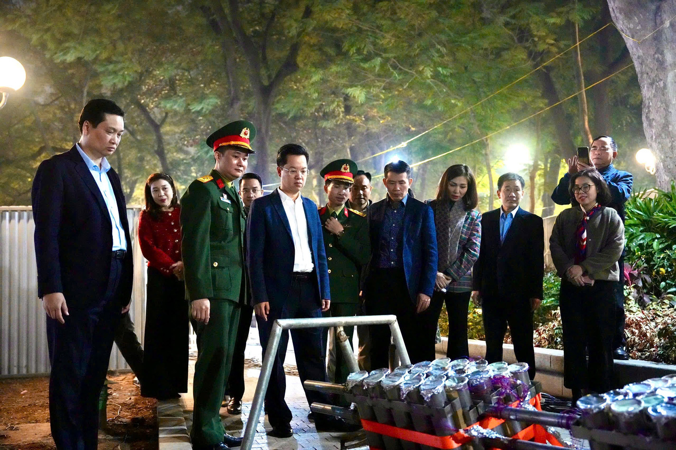 Ông Vũ Đăng Định, Bí thư Quận ủy Hoàn Kiếm đi kiểm tra và động viên các lực lượng tại điểm bắn pháo hoa ở Hồ Hoàn Kiếm. Ông Vũ Đăng Định, Bí thư Quận ủy Hoàn Kiếm đi kiểm tra và động viên các lực lượng tại điểm bắn pháo hoa ở Hồ Hoàn Kiếm.