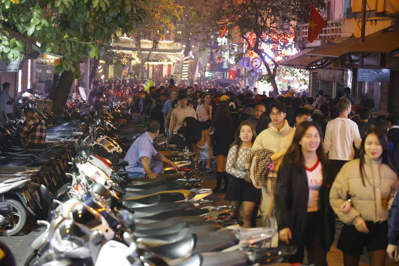 Rực rỡ pháo hoa đón năm mới 2025 ảnh 77 Rực rỡ pháo hoa đón năm mới 2025 ảnh 77