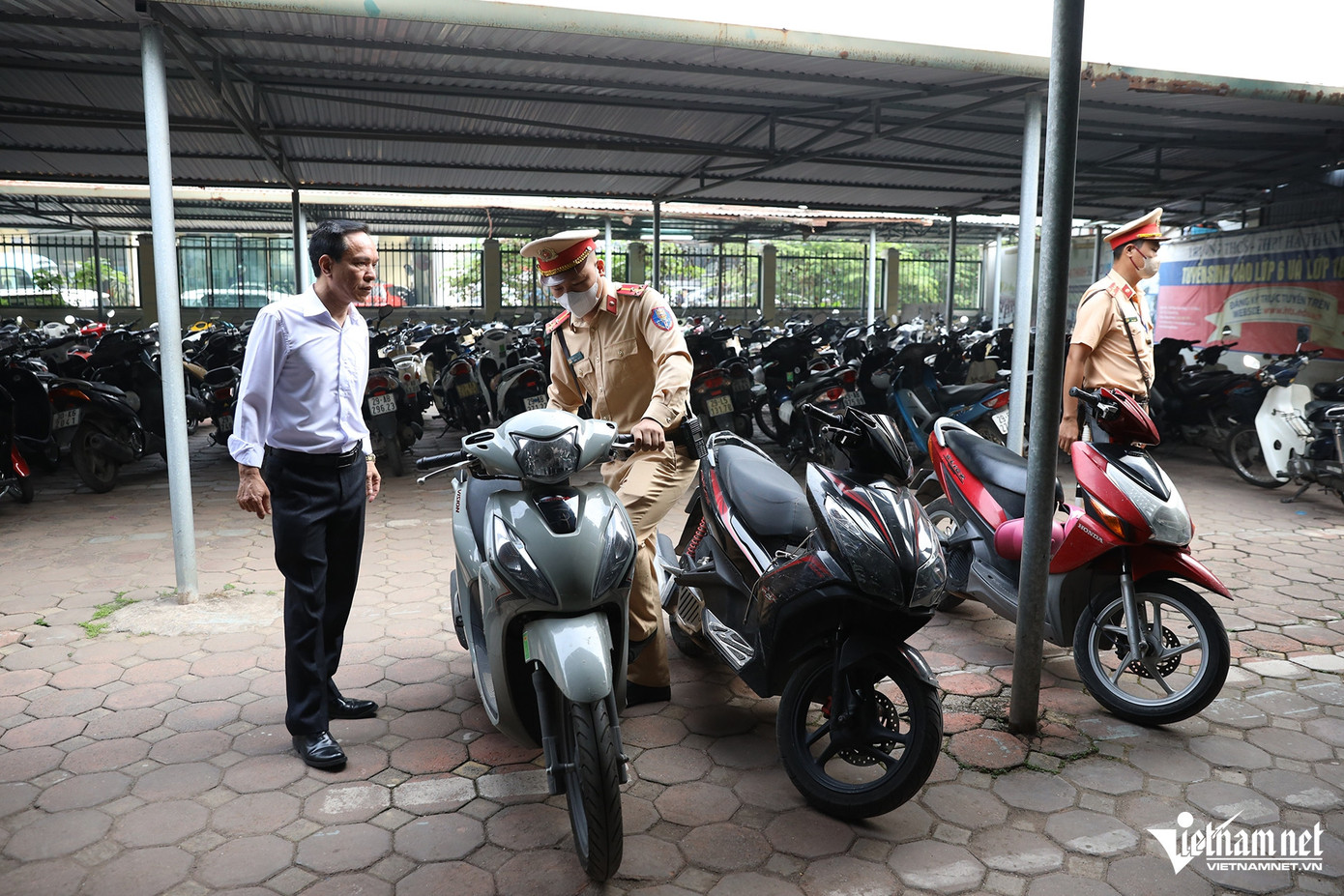 Sáng 11/11, Tổ công tác của Đội CSGT đường bộ số 6 (Phòng CSGT Công an TP Hà Nội) đã bí mật ghi hình học sinh đi xe máy đến trường và kiểm tra bãi giữ xe của trường THCS - THPT Hà Thành (phường Cổ Nhuế 1, quận Bắc Từ Liêm). Đây là lần kiểm tra thứ 2 của Đội CSGT đường bộ số 6 với trường này, do sau lần kiểm tra thứ nhất, tình hình học sinh đi xe máy đến trường vẫn tái diễn.