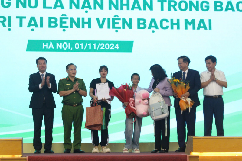 Bộ trưởng Bộ Y tế Đào Hồng Lan, lãnh đạo Bệnh viện Bạch Mai và các ban, ngành chúc mừng bé gái Làng Nủ xuất viện. Bộ trưởng Bộ Y tế Đào Hồng Lan, lãnh đạo Bệnh viện Bạch Mai và các ban, ngành chúc mừng bé gái Làng Nủ xuất viện.