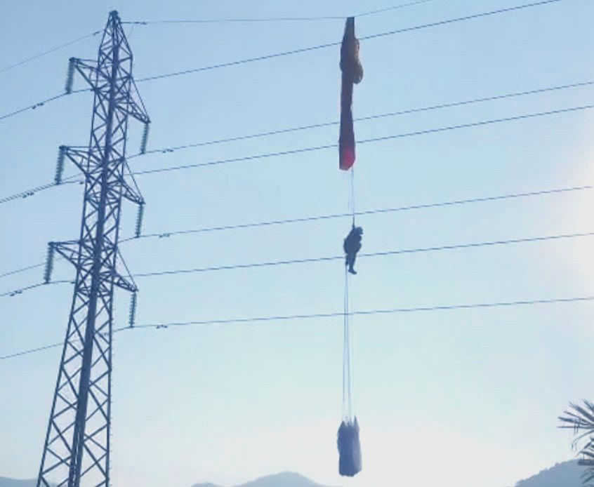 Người nhảy dù lượn vướng vào đường dây điện 110kV lộ 172 E10.9 Xuân Mai – 172 E19.5. Ảnh: ĐL
