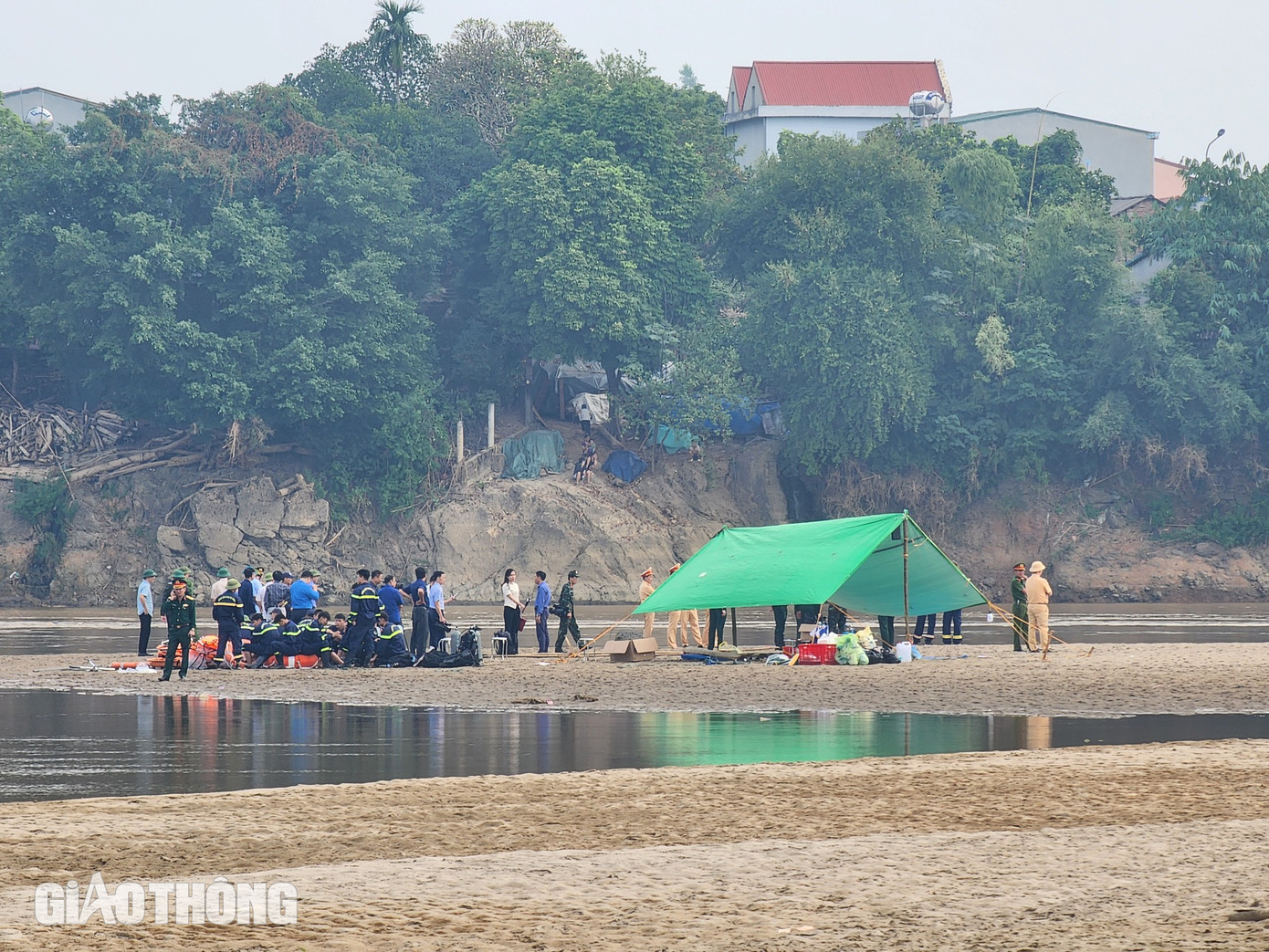 Tại khu vực cồn cát dưới lòng sông gần nơi xảy ra vụ đuối nước, lực lượng chức năng tỉnh Phú Thọ đang nỗ lực lên các phương án tìm kiếm.